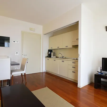 Ξενοδοχείο με διαμερίσματα Eden Rock 4*